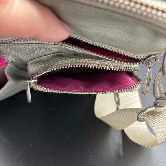 Baggallini Sydney silver metallic crossbody bag with pink lining - Picture 7 of 8